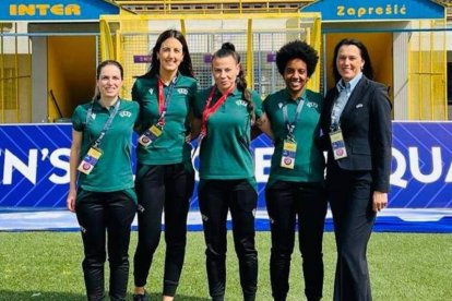Formaciones de Ucrania y Croacia en el momento de la interpretación de los himnos nacionales, y equipo arbitral español, a su llegada al estadio donde se jugó el choque. DL