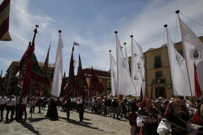 La concentración de pendones culminó en San Isidoro.