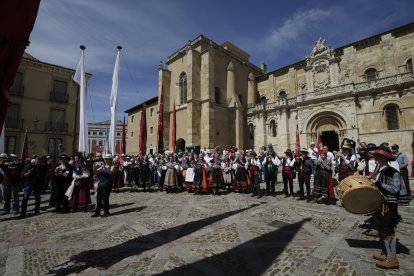 La concentración de pendones culminó en San Isidoro.