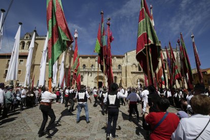 La concentración de pendones culminó en San Isidoro.