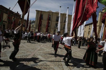 La concentración de pendones culminó en San Isidoro.