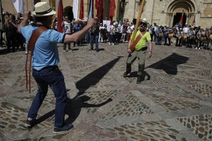 La concentración de pendones culminó en San Isidoro.
