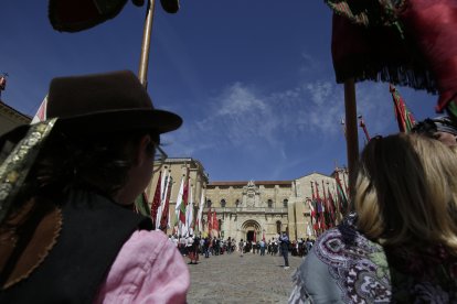 La concentración de pendones culminó en San Isidoro.