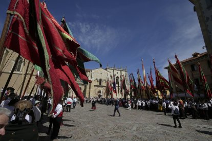 La concentración de pendones culminó en San Isidoro.