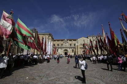 La concentración de pendones culminó en San Isidoro.