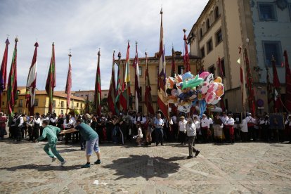 La concentración de pendones culminó en San Isidoro.