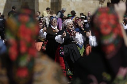 La concentración de pendones culminó en San Isidoro.