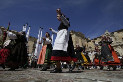 La concentración de pendones culminó en San Isidoro.