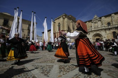 La concentración de pendones culminó en San Isidoro.