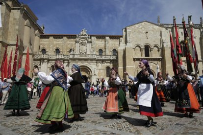 La concentración de pendones culminó en San Isidoro.