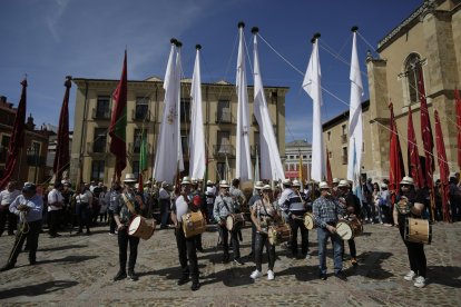 La concentración de pendones culminó en San Isidoro.