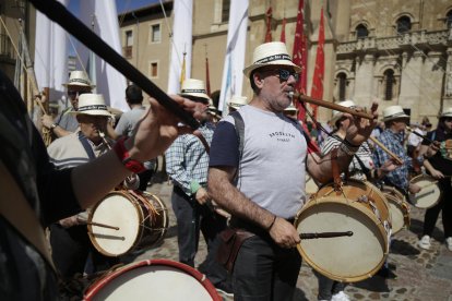 La concentración de pendones culminó en San Isidoro.