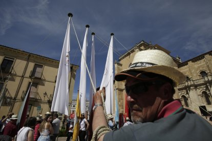 La concentración de pendones culminó en San Isidoro.