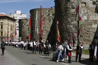 La concentración de pendones culminó en San Isidoro.