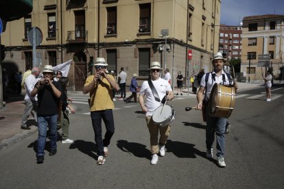 La concentración de pendones culminó en San Isidoro.