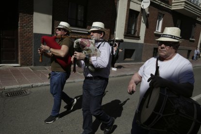 La concentración de pendones culminó en San Isidoro.