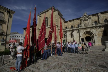 La concentración de pendones culminó en San Isidoro.