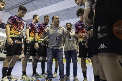 Daniel Gordo en un tiempo muerto. El técnico tuvo que corregir varias veces a sus jugadores. JUDITH AMIGO
