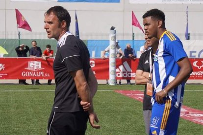 El entrenador Fernando Rodríguez Orallo ‘Ministro’ dirige al equipo de la SD Ponferradina. DL