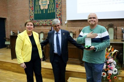 Los hermanos de Valentín Pérez, Rafael y Arrate, con el rector, Juan Francisco García Marín en el momento de la entrega simbólico de la Medalla de Oro