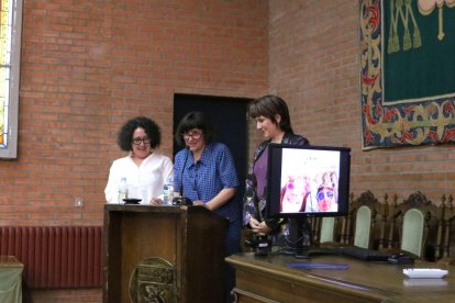 Idoia Pernía, Arancha Caballero y María Somoano, alumnas de Valentín Pérez que se convirtieron, con los años, en amigas del catedrático.