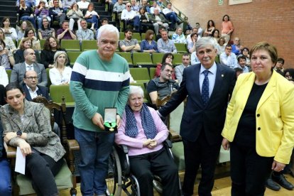 Delfina Pérez, madre de Valentín Pérez, con sus hijos y el rector en el momento de la entrega de la Medalla de Oro de la ULE.