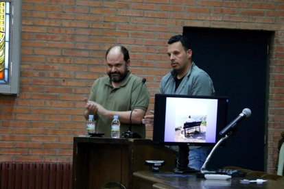 Miguel Fuertes y Miguel Fernández, profesores encargados del homenaje al catedrático de Anatomía Patológica.