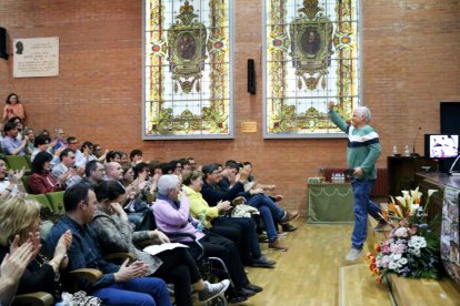 Rafael, hermano de Valentín Pérez, corresponde a los aplausos.