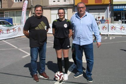 Pedro Fernández, alcalde de Toral de los Vados, junto a una árbitra de la Liga de Debutantes, e Iván Farelo, presidente de la Subdelegación de Fútbol del Bierzo y Laciana.  MACÍAS