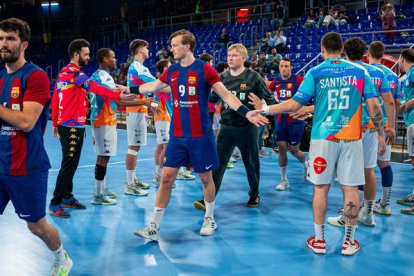 El Abanca Ademar le hizo el pasillo de honor al Barcelona por su nuevo campeonato liguero.  FCBHANDBOL