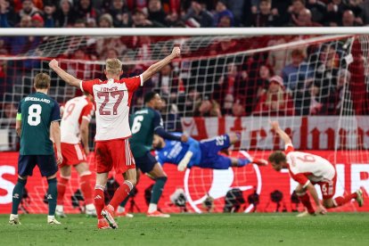 El jugador del Bayern Konrad Laimer (I) celebra el gol de Joshua Kimmich durante el partido de vuelta de cuartos de final que han jugado Bayern Munich y Arsenal en Múnich, Alemania). EFE/EPA/RONALD WITTEK