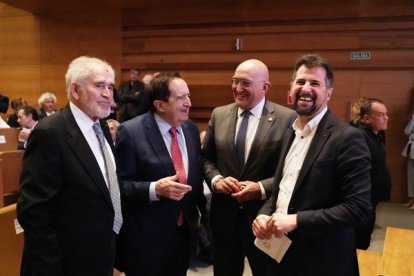 Los ex presidentes de la Junta Demetrio Madrid y Juan José Lucas junto al alcalde de Valladolid Jesús Julio Carnero y el secretario regional del PSOE Luis Tudanca en el acto de entrega de los Premios Castilla y León 2023.