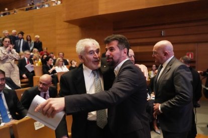 El secretario regional del PSOE Luis Tudanca junto al ex presidente de la Junta Demetrio Madrid en el acto de entrega de los Premios Castilla y León 2023.