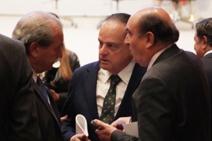 El presidente del Consejo de Cuentas Mario Amilivia (C) conversa con el Consejo Consultivo Agustín Sánchez de Vega (I) y el Procurador del Común Tomás Quintana en el acto de entrega de los Premios Castilla y León 2023.