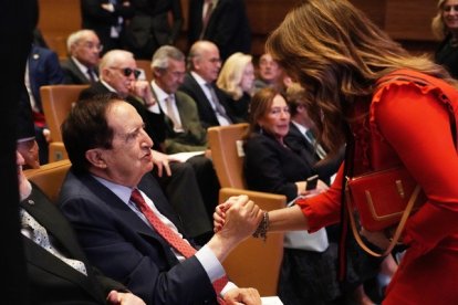 El ex presidente Juan José Lucas saluda a la ex presidenta de las Cortes Silvia Clemente en el acto de entrega de los Premios Castilla y León 2023.
