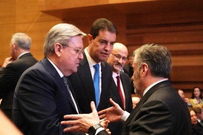 Los ex presidentes de las Cortes José Manuel Fernández Santiago y Ángel Ibañez conversan con el presidente Carlos Pollán en el acto de entrega de los Premios Castilla y León 2023