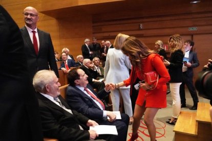Los ex presidentes de la Junta Demetrio Madrid y Juan José Lucas saludan a la ex presidenta de las Cortes Silvia Clemente en el acto de entrega de los Premios Castilla y León 2023.