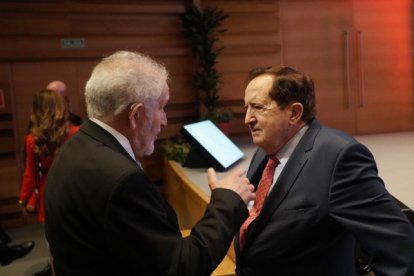 Los ex presidentes de la Junta Demetrio Madrid y Juan José Lucas en el acto de entrega de los Premios Castilla y León 2023