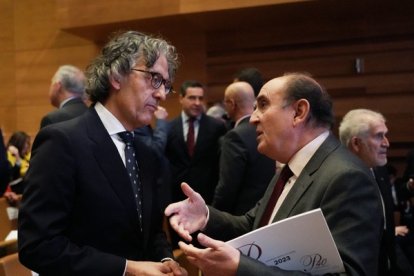 El Procurador del Común Tomás Quintana conversa con el Fiscal Superior de Castilla y León Santiago Mena en el acto de entrega de los Premios Castilla y León 2023.