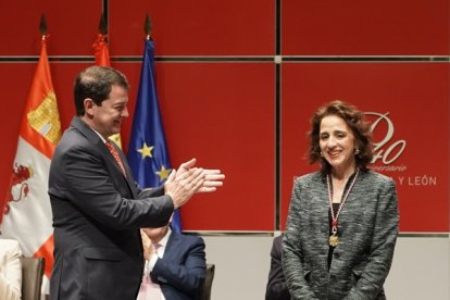 El presidente de la Junta de Castilla y León, Alfonso Fernández Mañueco, entrega a Eva Hernando Monge el Premio Castilla y León de Investigación Científica y Técnica e Innovación.