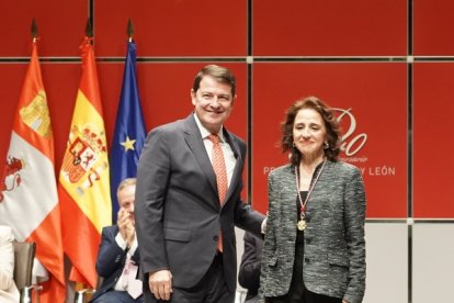 El presidente de la Junta de Castilla y León, Alfonso Fernández Mañueco, entrega a Eva Hernando Monge el Premio Castilla y León de Investigación Científica y Técnica e Innovación