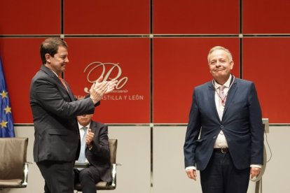 El presidente de la Junta de Castilla y León, Alfonso Fernández Mañueco, entrega a Rene Jesús Payo Hernanz el Premio Castilla y León de Ciencias Sociales y Humanidades.