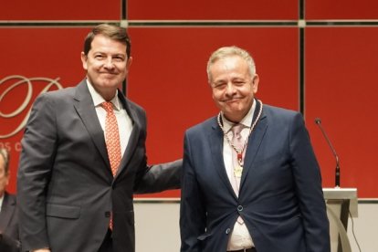 El presidente de la Junta de Castilla y León, Alfonso Fernández Mañueco, entrega a Rene Jesús Payo Hernanz el Premio Castilla y León de Ciencias Sociales y Humanidades