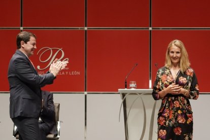 El presidente de la Junta de Castilla y León, Alfonso Fernández Mañueco, entrega a Belén Sánchez Jiménez el Premio Castilla y León del Deporte 2023