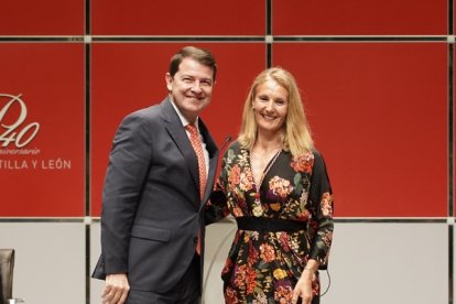 El presidente de la Junta de Castilla y León, Alfonso Fernández Mañueco, entrega Belén Sánchez Jiménez el Premio Castilla y León del Deporte 2023