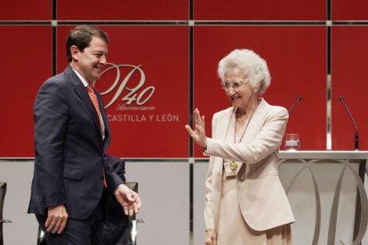 El presidente de la Junta de Castilla y León, Alfonso Fernández Mañueco, entrega a Margarita Moráis Valle el Premio Castilla y León de los Valores Humanos y Sociales