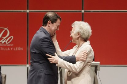 El presidente de la Junta de Castilla y León, Alfonso Fernández Mañueco, entrega a Margarita Moráis Valle el Premio Castilla y León de los Valores Humanos y Sociales