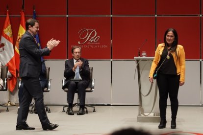 El presidente de la Junta de Castilla y León, Alfonso Fernández Mañueco, entrega a la cirujana taurina Marta Pérez López el Premio Castilla y León de Tauromaquia 2023