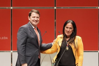 l presidente de la Junta entrega a la cirujana taurina Marta Pérez López el Premio Castilla y León de Tauromaquia 2023