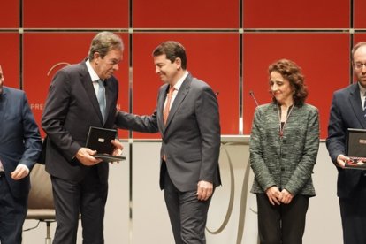 El presidente de la Junta Alfonso Fernández Mañueco junto al director del Museo en Museo Art Nouveau y Art Déco. Casa Lis Pedro Pérez Castro; Rene Jesús Payo Hernanz y Margarita Moráis Valle en el acto de entrega de los Premios Castilla y León 2023